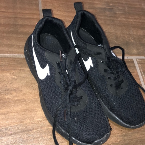 Black Nike - Picture 1 of 4